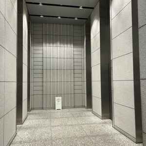 使用するエレベーターホール。6基あって当日は1階か16階にあるため大勢来ても待ち時間がほぼやいそう。