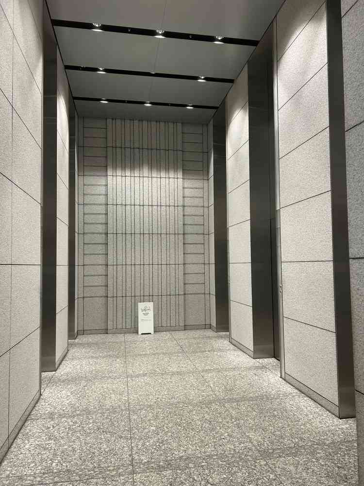 使用するエレベーターホール。6基あって当日は1階か16階にあるため大勢来ても待ち時間がほぼやいそう。