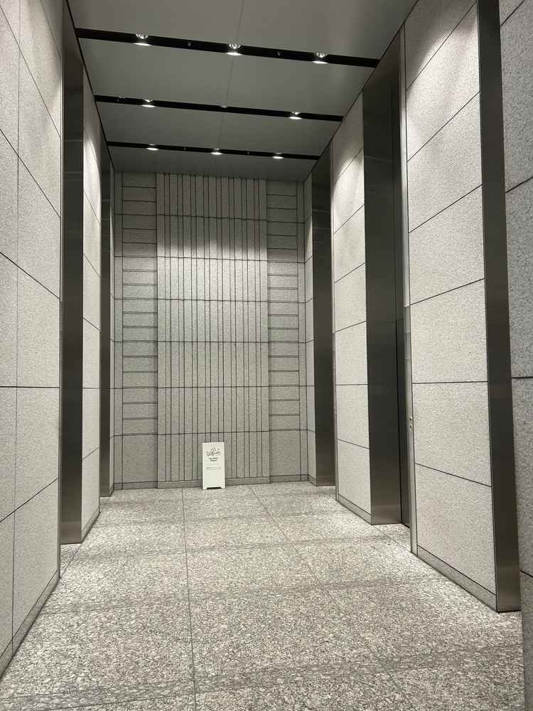 使用するエレベーターホール。6基あって当日は1階か16階にあるため大勢来ても待ち時間がほぼやいそう。