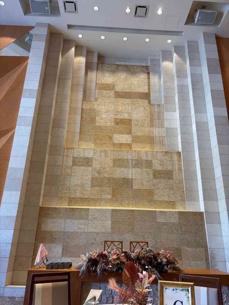 会場には水の流れる設備もありワインタワーも壮観でした。