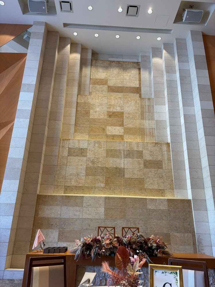 会場には水の流れる設備もありワインタワーも壮観でした。