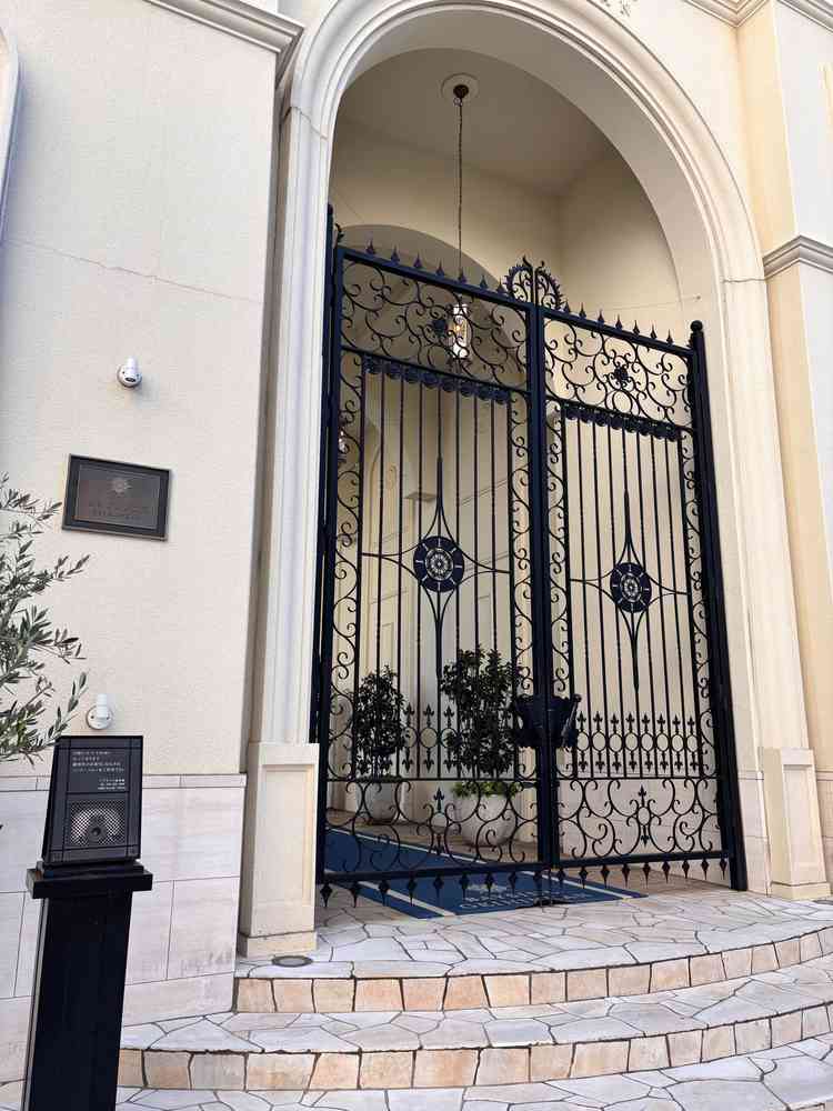 外観です。背が高く、雰囲気がありました。