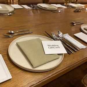 料理前の整ったテーブルが上質な雰囲気を演出していた。