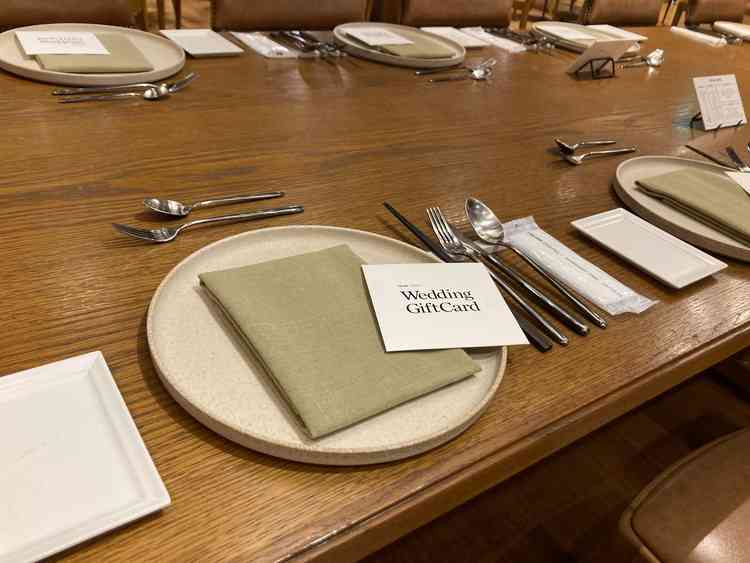 料理前の整ったテーブルが上質な雰囲気を演出していた。