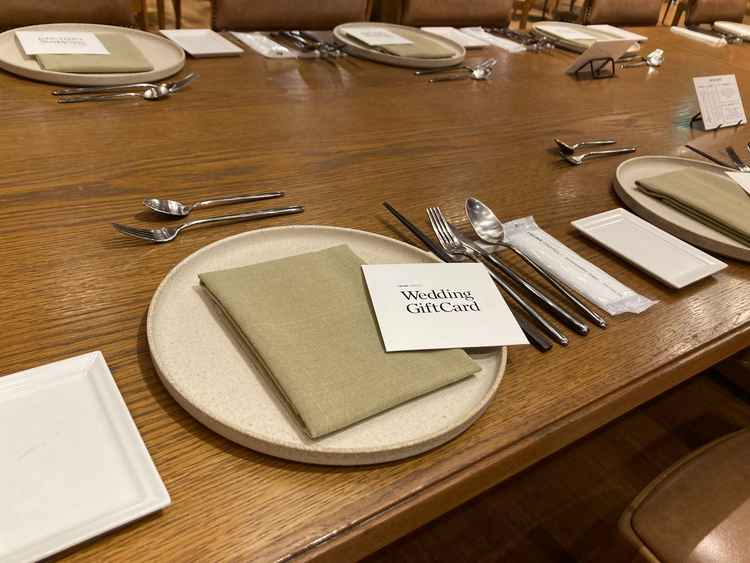 料理前の整ったテーブルが上質な雰囲気を演出していた。