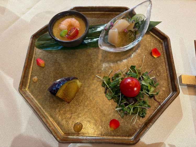 お箸で食べる点が肩肘張らずにゲストも楽しめると感じました。盛り付けも丁寧で味見た目でも楽しめました。