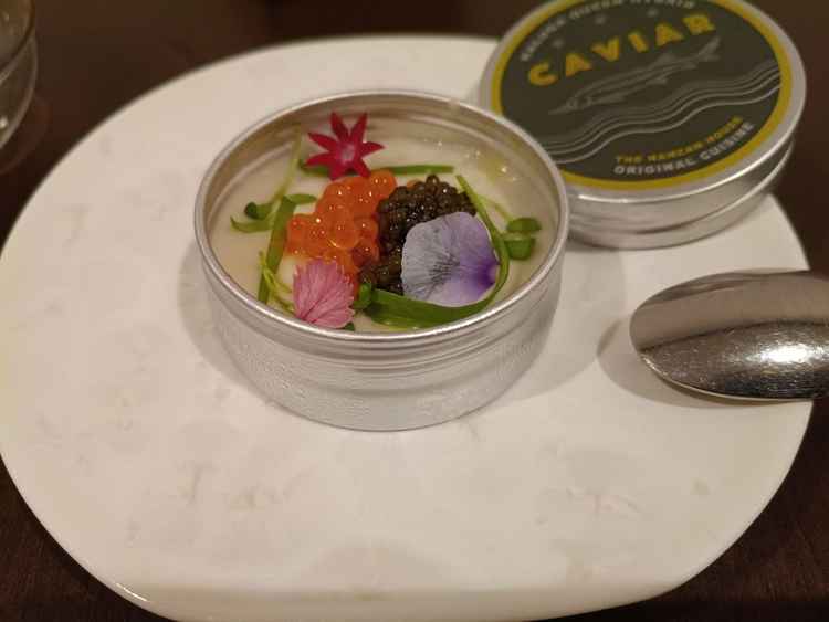 前菜は2種類のキャビアとホタテのムース。フタを開けたら可愛らしい盛り付けでした。まろやかな味わい。