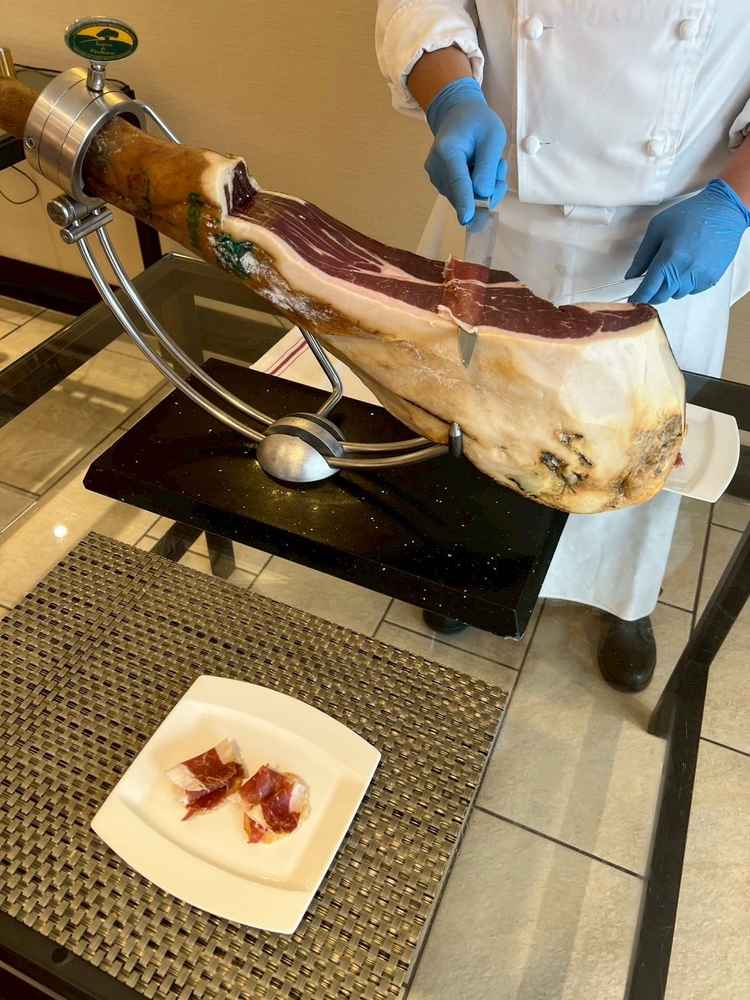 贅沢に目の前でカットして提供していただけます。