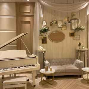 4枚目の写真の披露宴会場にはグランドピアノがあり、演奏も可能。