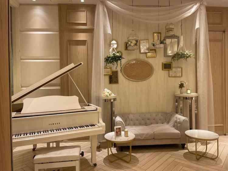 4枚目の写真の披露宴会場にはグランドピアノがあり、演奏も可能。