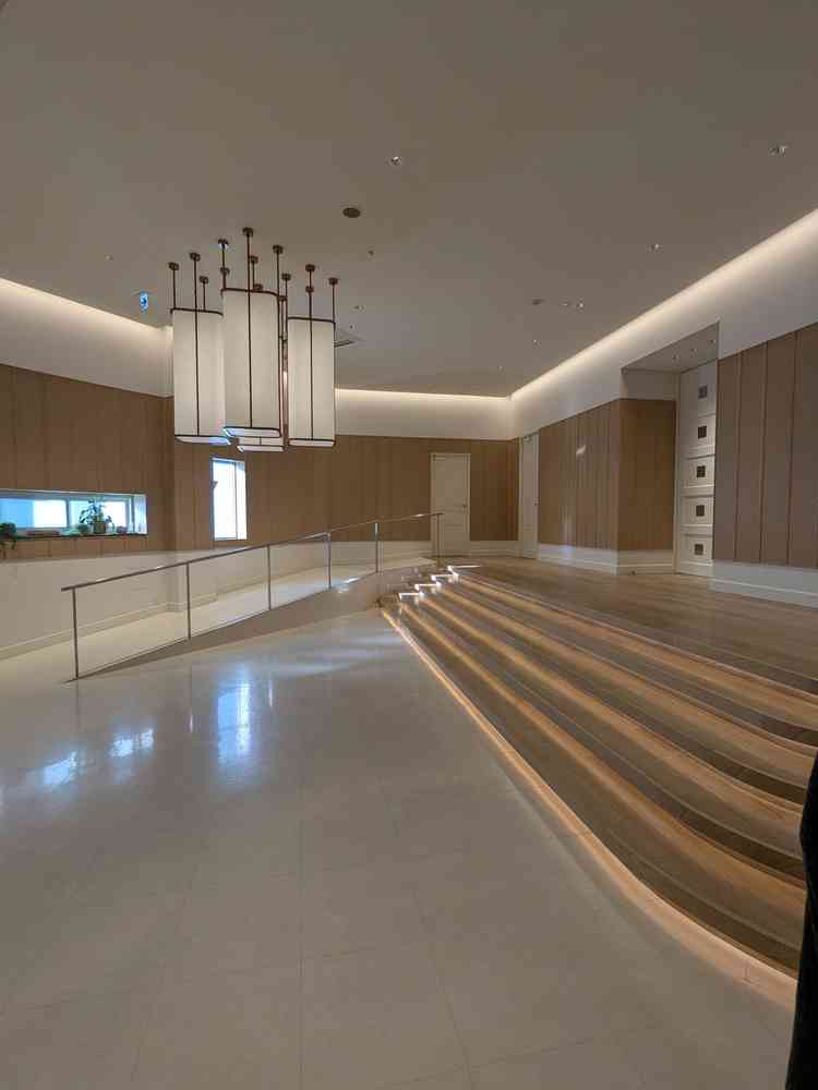 チャペルの前の待合い