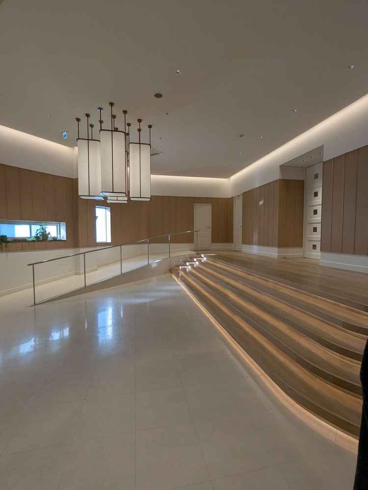 チャペルの前の待合い