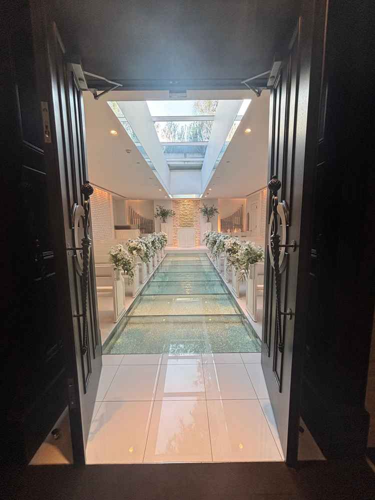 自然光が入る明るいチャペル。ガラスのバージンロードが印象的でした。