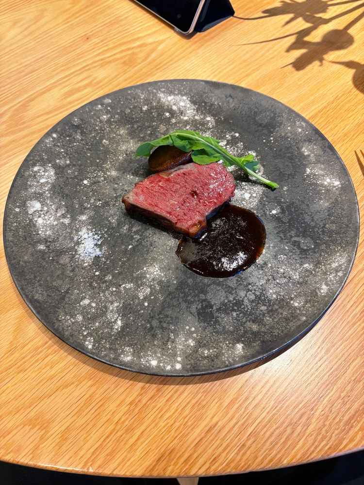 試食のローストビーフです。感動の味でした。器にもこだわりを感じます。