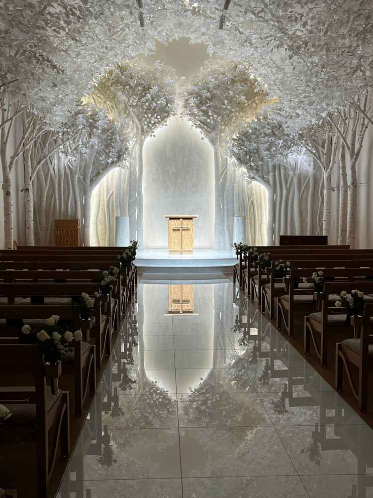 他の会場とは違った雰囲気の木が感じられるチャペル