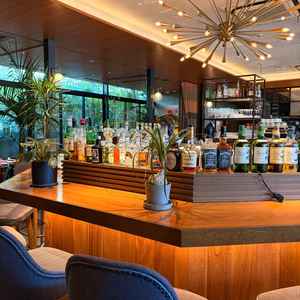 挙式前の待合所です。普段はレストランになっているようで、椅子の数の心配はいらないと思いました。