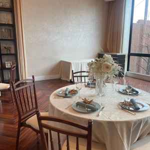 シンプル色んなテーマにアレンジができる披露宴会場です。窓から光が入り、明るい空間だと感じました。