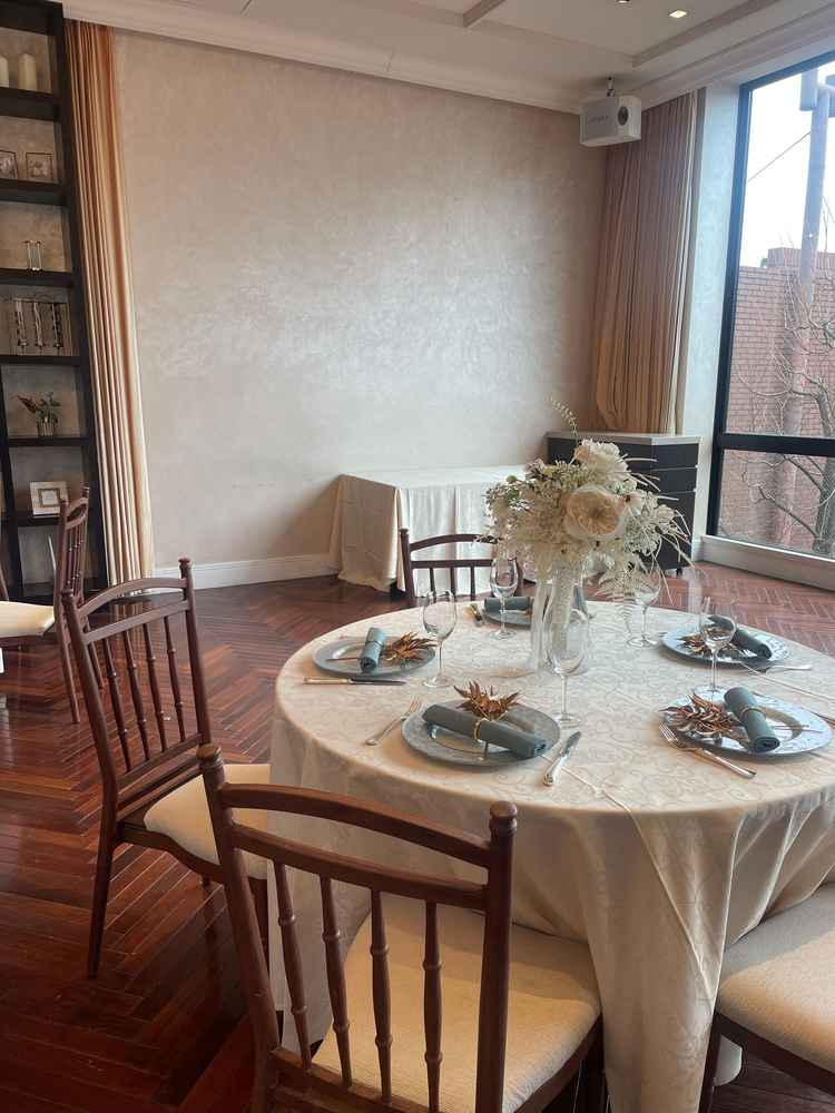 シンプル色んなテーマにアレンジができる披露宴会場です。窓から光が入り、明るい空間だと感じました。