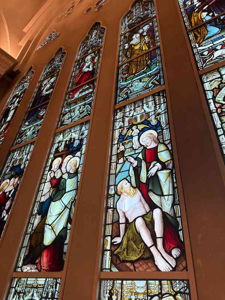 スタンドグラスが綺麗だった。雨の日でも違う良さがあると聞いて天候に左右されないのが良いと思った。