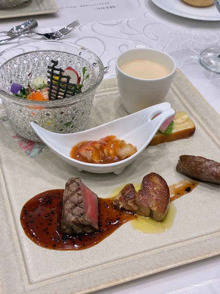 フィレのお肉やフォアグラ、スイーツも当日と同じものを試食できました。ここのお料理が1番美味でした！