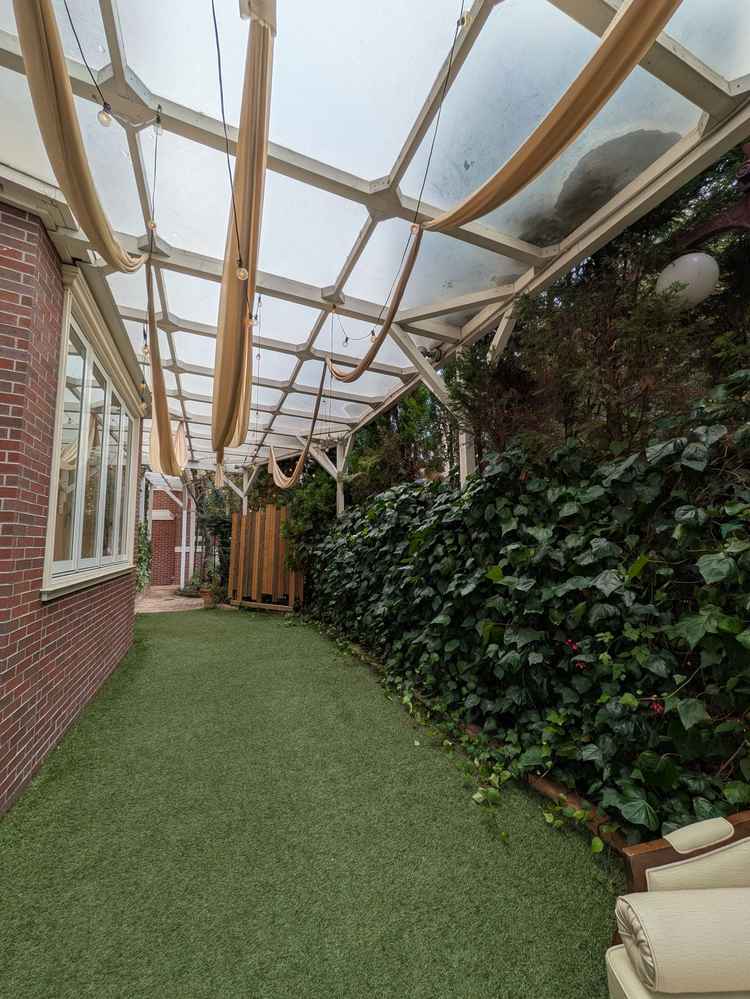 披露宴会場から庭に出ることができました