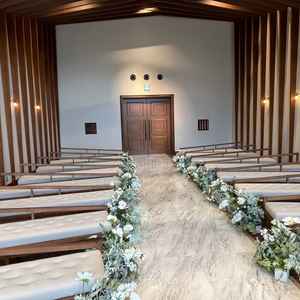 チャペル内装。背もたれが低く距離が近く感じるようになっていた。