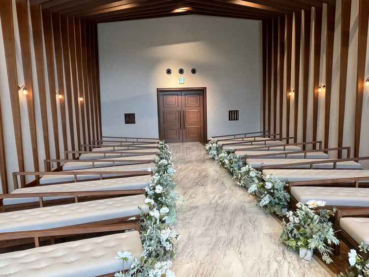 チャペル内装。背もたれが低く距離が近く感じるようになっていた。