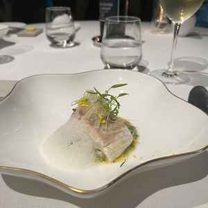 スペシャリテは52度で火入れした真鯛。