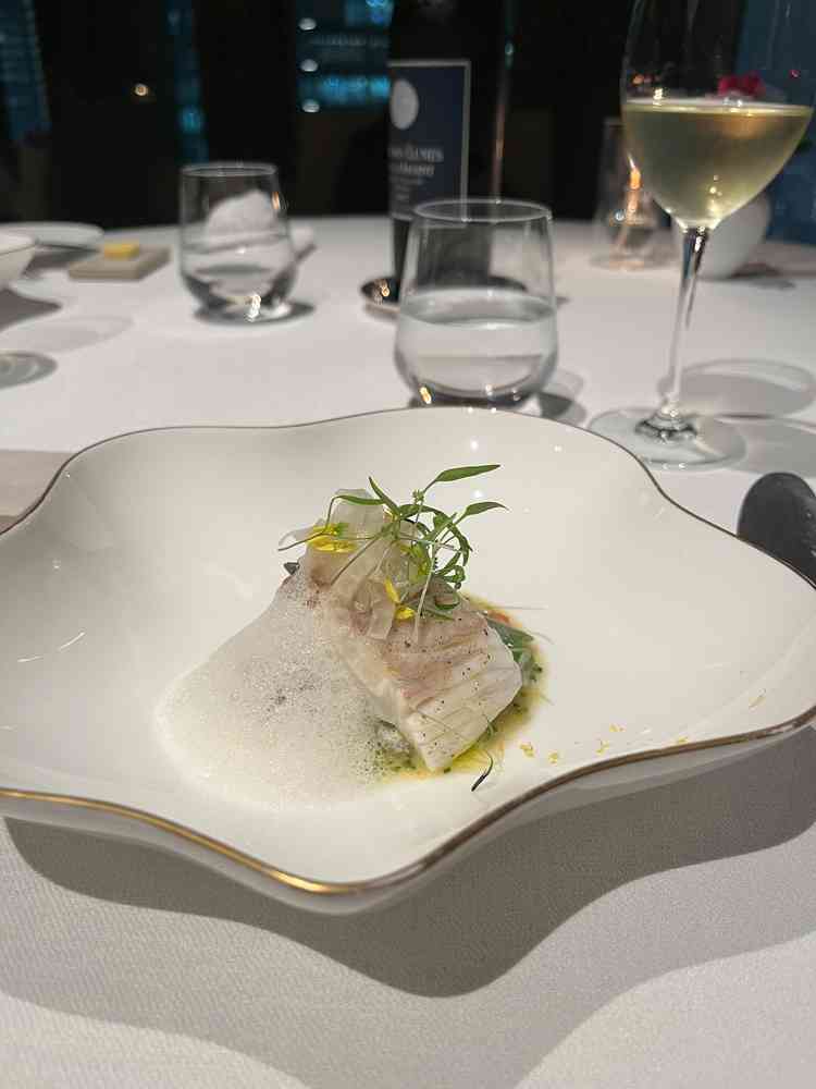 スペシャリテは52度で火入れした真鯛。