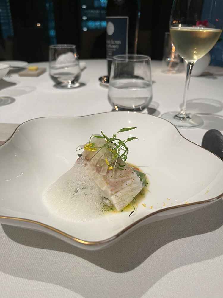 スペシャリテは52度で火入れした真鯛。