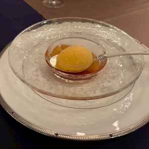 シェフ直々に演出してくれる、ジェラート。季節のフルーツ、洋梨でとても美味しかった。