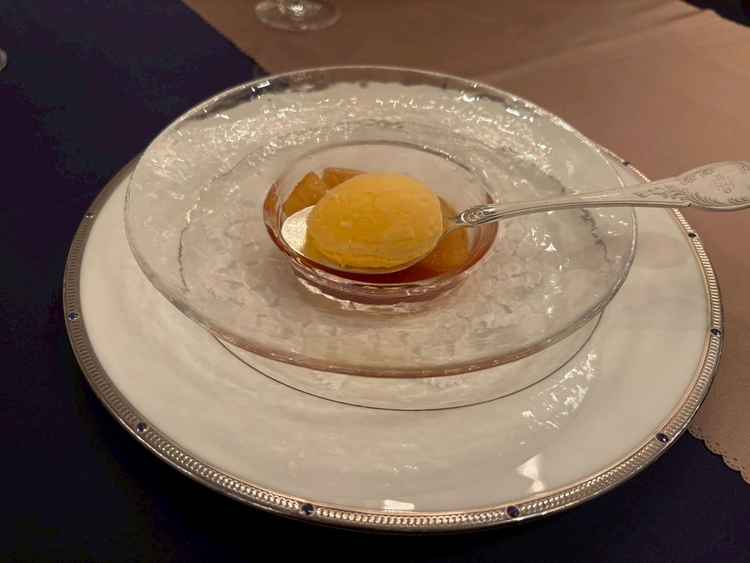 シェフ直々に演出してくれる、ジェラート。季節のフルーツ、洋梨でとても美味しかった。