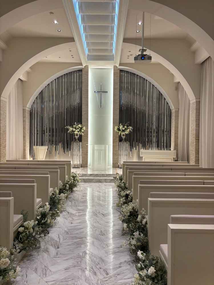 白を基調とした綺麗なチャペルでした！