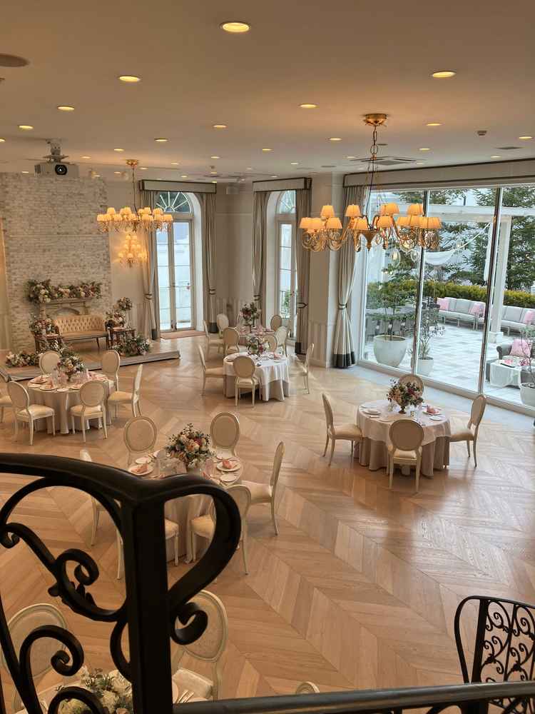 壁一面の大きな窓から光が入り、明るい雰囲気の披露宴会場です。