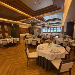 披露宴会場。広い！床壁が茶系なので白いドレスも映える