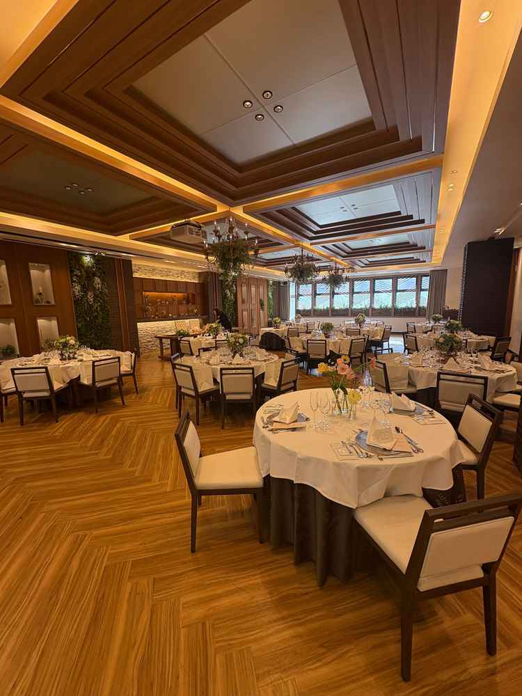 披露宴会場。広い！床壁が茶系なので白いドレスも映える