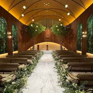 新しくなった挙式会場。木目調で自然を感じられる素敵な会場でした。