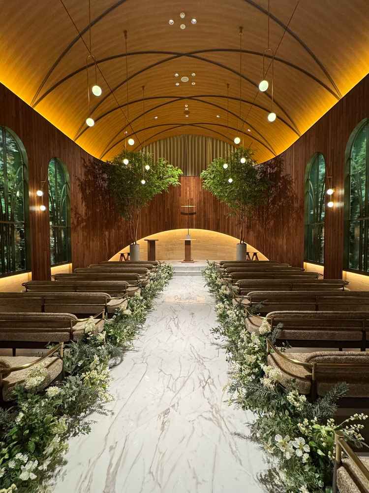 新しくなった挙式会場。木目調で自然を感じられる素敵な会場でした。