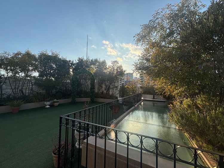 緑に囲まれたガーデンスペース。都心とは思えない落ち着いた雰囲気でした。