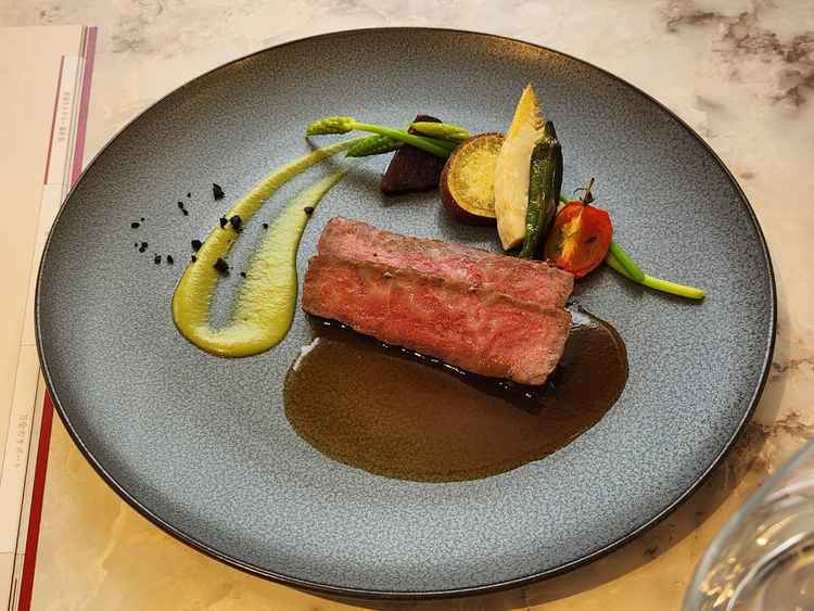 試食の、国産牛ロースのグリエ、季節野菜を添えて