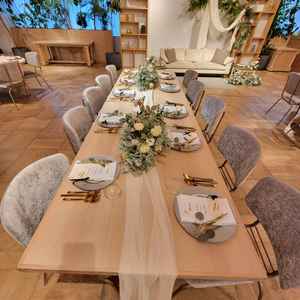 少人数のパーティーに合わせたテーブルを縦一列にレイアウトもあり、披露宴のイメージがしやすかった。