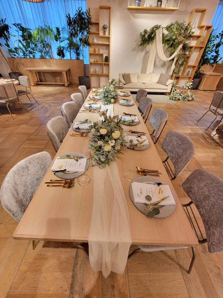 少人数のパーティーに合わせたテーブルを縦一列にレイアウトもあり、披露宴のイメージがしやすかった。