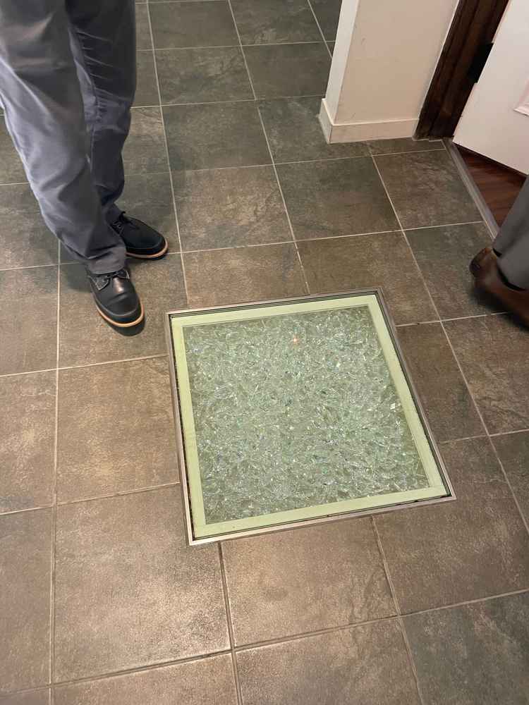 挙式会場すぐの床