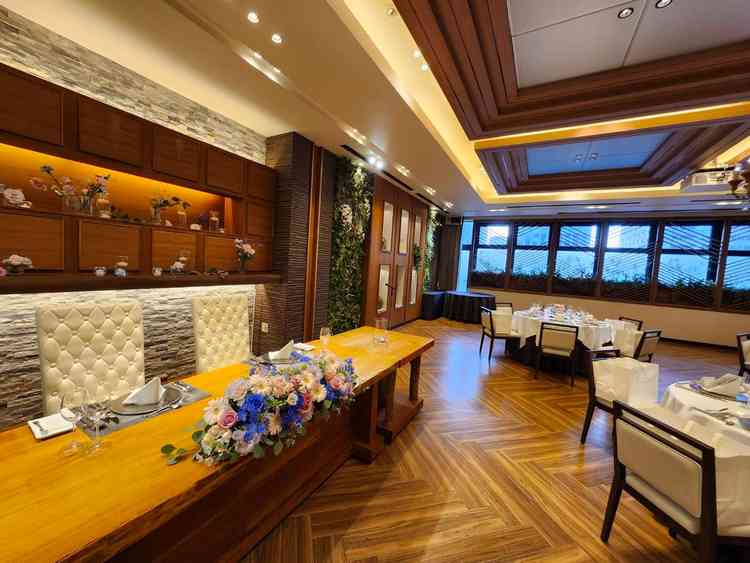 高砂席のラグジュアリーかつ花の装飾がセンスよく飾ってありました。