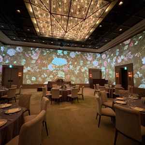 披露宴会場は圧巻すぎる270°のビデオウォール。装花がなくても華やか。天井も高く、広い。