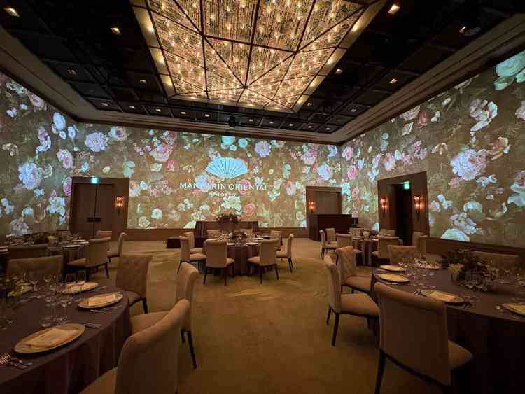 披露宴会場は圧巻すぎる270°のビデオウォール。装花がなくても華やか。天井も高く、広い。