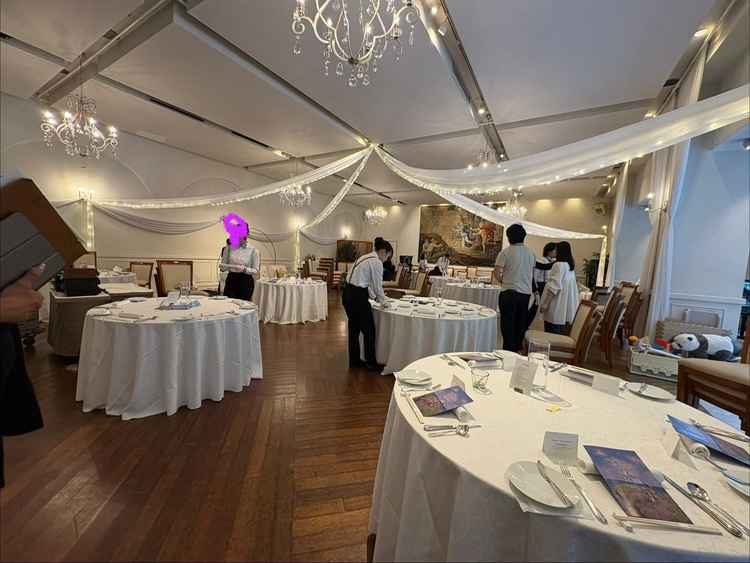 室内会場です。装飾やテーブル数は変更できます。