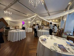 室内会場です。装飾やテーブル数は変更できます。
