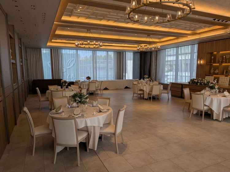 披露宴会場。テーブルを中央に寄せれば予定している人数にちょうだいあるサイズの会場の大きさでした。