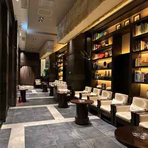 喫煙所。広すぎて喫煙者は嬉しいと思った。こんな広い喫煙所見たことないです。